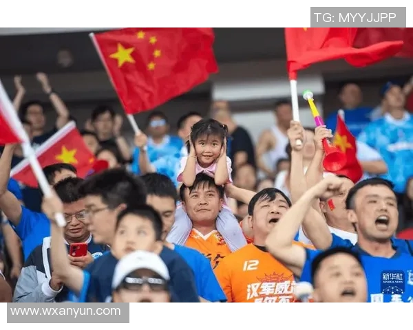 玫瑰绽放与足球明星的精彩瞬间交织在一起的梦幻剪辑