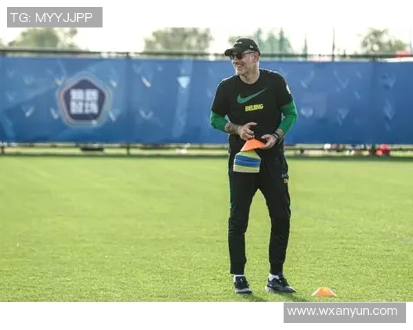 足球明星耳钉时尚潮流解析展现个性与魅力的完美结合