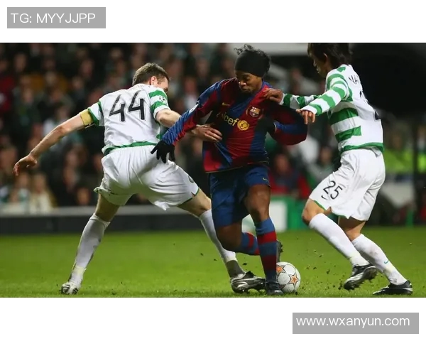 足球明星的时尚用品揭秘:从球场到红毯的潮流选择与搭配技巧